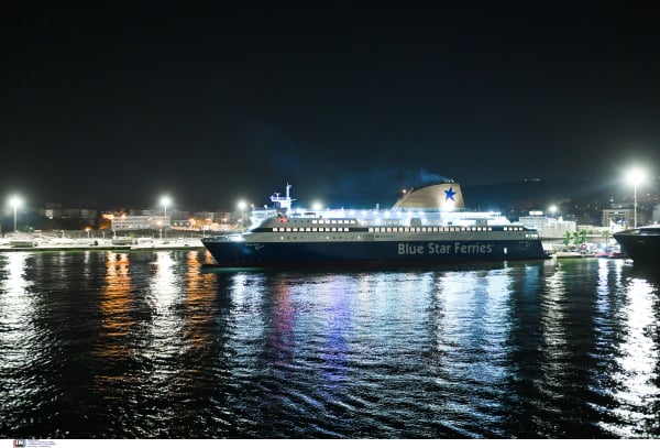 Συναγερμός στη Νάξο: Προσέκρουσε πλοίο της Blue Star στο λιμάνι, εγκλωβισμένοι επιβάτες