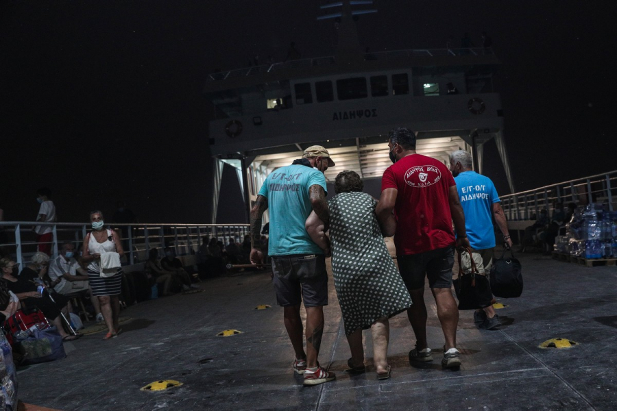 Φωτιές: 2.770 άτομα διέσωσε το Λιμενικό, απεγκλωβίζοντάς τα από σημεία κινδύνου (εικόνες)