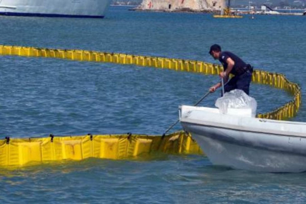 Μπαίνουν πλωτά φράγματα για τους μετανάστες!