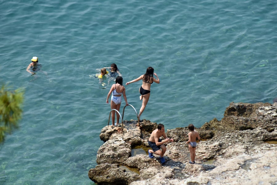 Καιρός: Πέφτει η θερμοκρασία την Παρασκευή - Που θα ρίξει βροχές και καταιγίδες