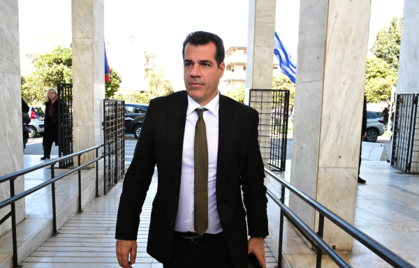 Ούτε μια αποδοκιμασία από Μαξίμου στο εμφυλιοπολεμικό κλίμα Πλεύρη