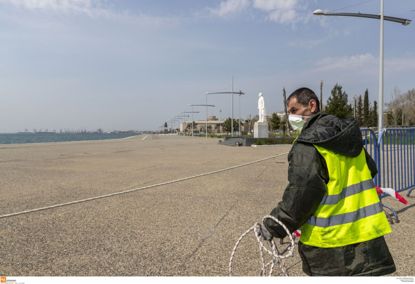 Ελάχιστος κόσμος το πρωί στην Νέα Παραλία Θεσσαλονίκης