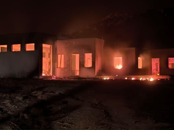 Φωτιά στη Σέριφο: Σταμάτησε στη θάλασσα - Κάηκαν σπίτια, εξοχικά, αποθήκες και εκκλησίες