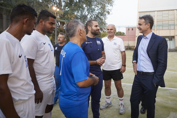 Δίπλα στην Εθνική Ομάδα Ποδοσφαίρου Τυφλών βρέθηκε ο Κ. Μητσοτάκης (pics&amp;vid)