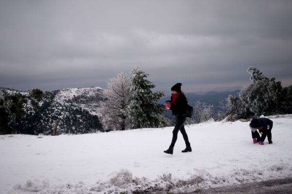 Κλειστή λόγω χιονιά η λεωφόρος Πάρνηθας και στα δύο ρεύματα κυκλοφορίας