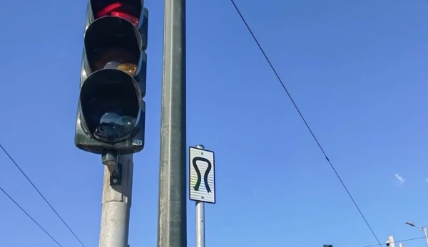 Τι σημαίνει η νέα πινακίδα που «εμφανίστηκε» σε δρόμο της Αθήνας