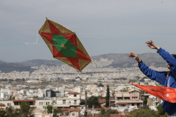 Καθαρά Δευτέρα: Πώς θα πετάξουμε χαρταετό και με τι sms θα βγούμε από το σπίτι