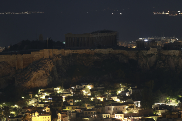 «Ωρα της Γης»: Στο σκοτάδι η Ακρόπολη για ... καλό σκοπό - Τα βίντεο του Χάρη Δούκα για το σβήσιμο των φώτων στον δήμο Αθηναίων