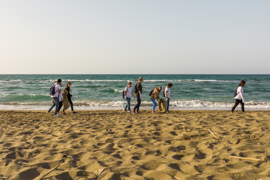 Η καμπάνια «Plastic Free Greece» συνεχίζεται με καθαρισμό παραλιών και βυθού σε Χαλκιδική, Σαντορίνη, Λήμνο και Σύρο (φωτό+βίντεο)