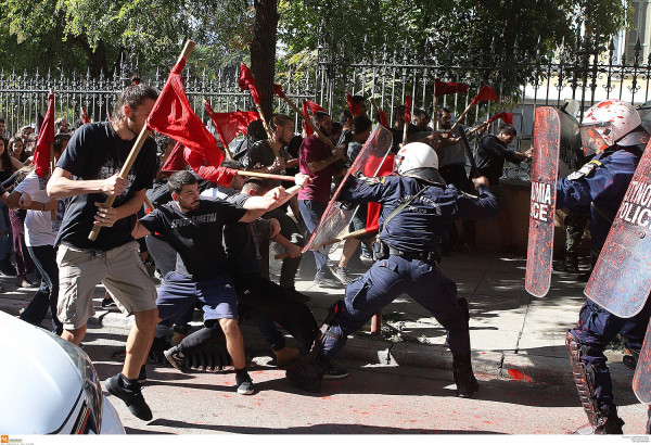 Θεσσαλονίκη: Χημικά και επεισόδια στην πορεία φοιτητών μπροστά στο ΥΜΑΘ (video)