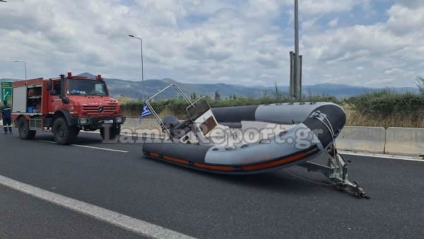 Λαμία: Φουσκωτό σκάφος έμεινε... ακυβέρνητο στη μέση του δρόμου! (βίντεο)