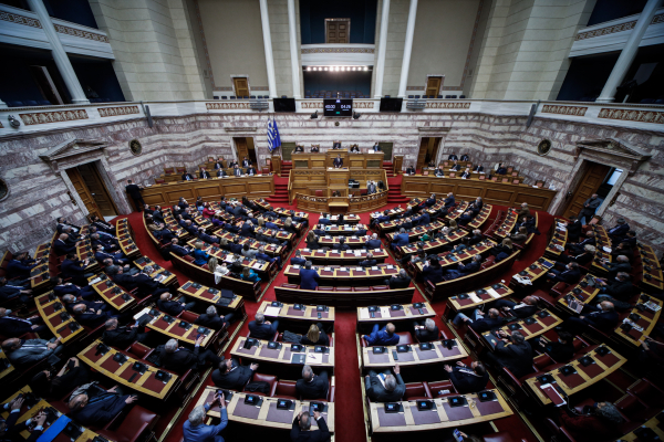 Live η συζήτηση στη Βουλή για τον πόλεμο στην Ουκρανία