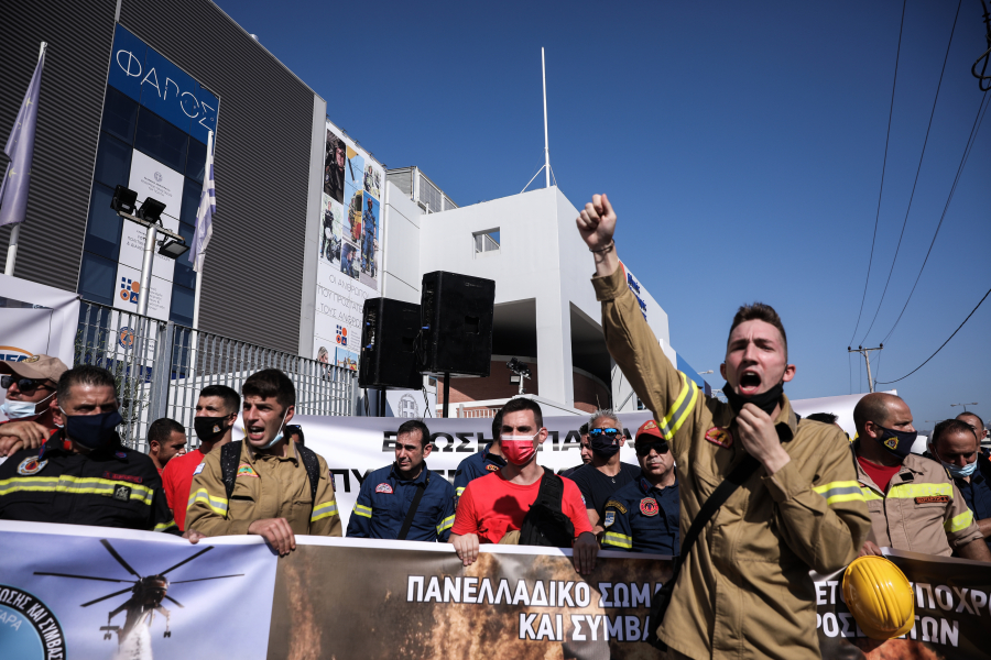 Συγκέντρωση διαμαρτυρίας συμβασιούχων πυροσβεστών - Κλειστή η κάθοδος της Κηφισίας