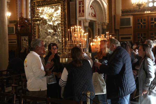 Το άγνωστο έθιμο των Χριστουγέννων: Γυναίκες κερνούσαν τηγανισμένο συκώτι στις εκκλησίες