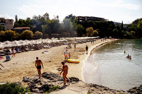 Πώς θα κάνουμε μπάνιο φέτος το καλοκαίρι - Ο καθηγητής λοιμωξιολογίας Παύλος Νικολαΐδης απαντά