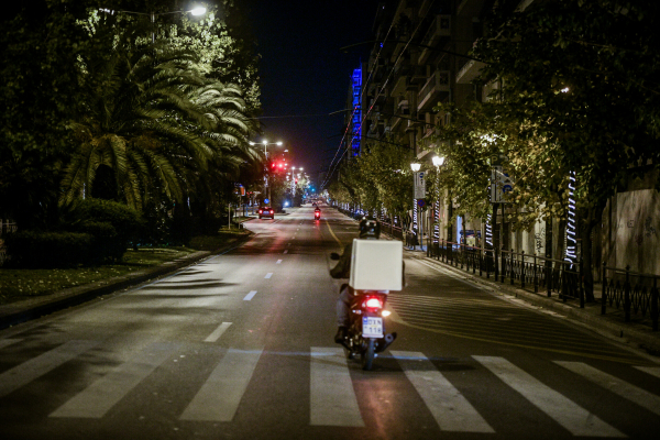 Χαλκίδα: IX παραβίασε stop και παρέσυρε ντελιβερά (εικόνες)