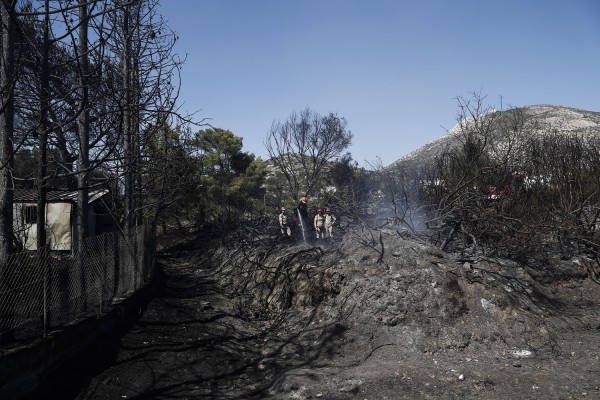 Αιφνιδιαστική επίσκεψη Τόσκα στις καμένες περιοχές της Ζακύνθου