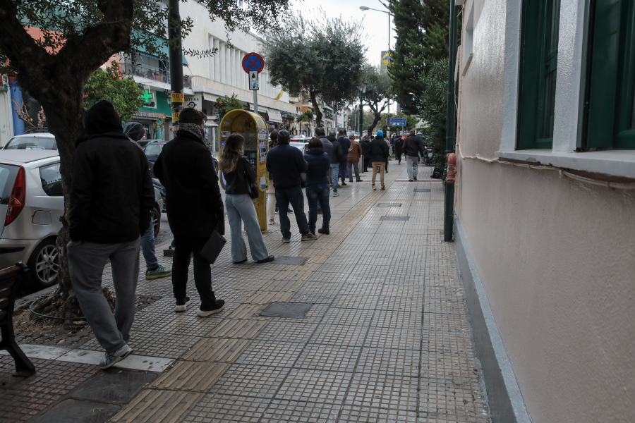 Απίστευτες εικόνες: Τεράστιες ουρές για μοριακό τεστ σε διαγνωστικά κέντρα