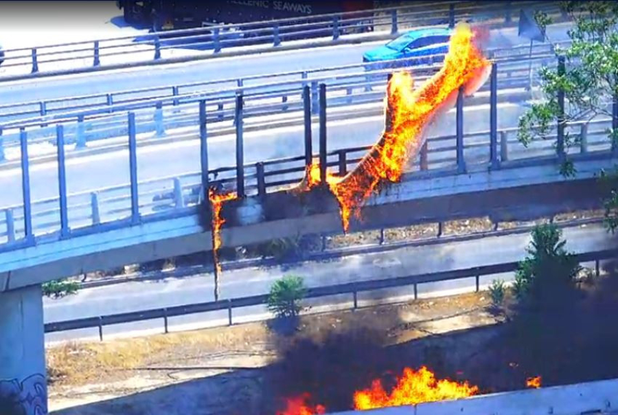 Πήρε φωτιά στην λεωφόρο Ποσειδώνος μηχανή - Προβλήματα στην κυκλοφορία