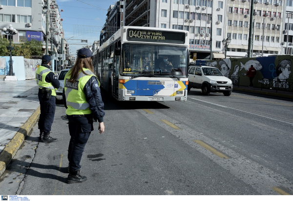 Σοκ σε λεωφορείο 040: Γκρεμίστηκε η οροφή, «αν υπήρχαν όρθιοι θα τους είχε πάρει το κεφάλι»