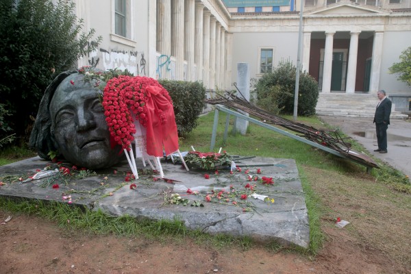 Ο Μανώλης Γλέζος στις εκδηλώσεις μνήμης στο Πολυτεχνείο