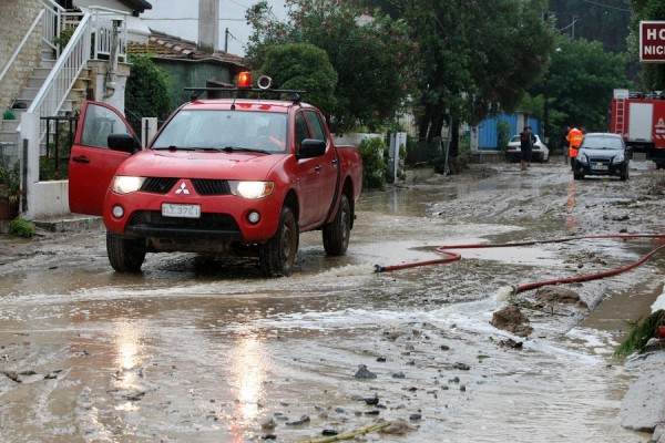 Επιχείρηση απεγκλωβισμού οδηγού στην Κεφαλονιά