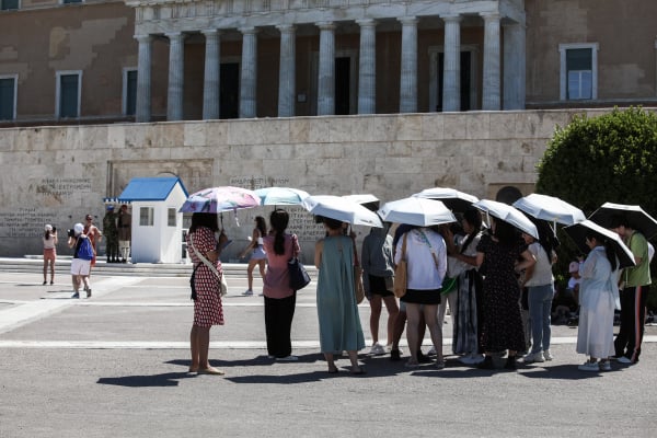 Coolcationing: Οι καύσωνες απειλούν τον τουρισμό και στην Ελλάδα - Έλληνας επιστήμονας προειδοποιεί