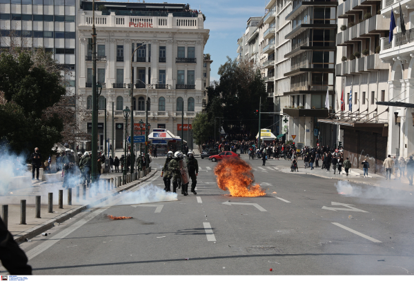 Επεισόδια ΤΩΡΑ στο Σύνταγμα μετά τη συγκέντρωση για την τραγωδία στα Τέμπη