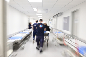 Θεσσαλονίκη: Στο νοσοκομείο 18χρονη που έπεσε από τον 4ο όροφο πολυκατοικίας