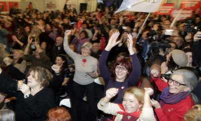 Χαμός σε ΣΥΡΙΖΑ και ξένους δημοσιογράφους απο τα exit poll (ΑΠΕ/ΟΡΕΣΤΗΣ ΠΑΝΑΓΙΩΤΟΥ)