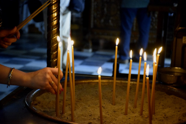 Υβριστικά μηνύματα δέχεται ο ιερέας στην Κρήτη που έκανε την εκκλησία εμβολιαστικό κέντρο