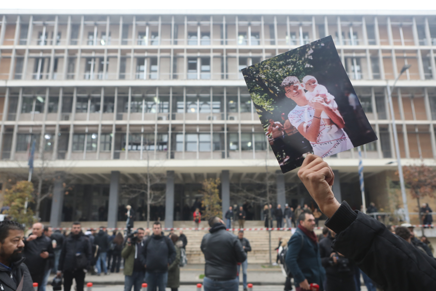 Σε εξέλιξη η απολογία του αστυνομικού που πυροβόλησε στο κεφάλι 16χρονο Ρομά -Τι δήλωσε ο Αλέξης Κούγιας