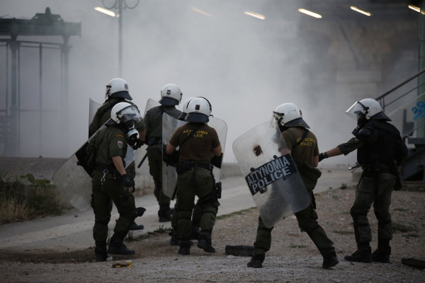 Μενίδι: Σοβαρά επεισόδια και φωτιά σε αστικό λεωφορείο, νέα ένταση με Ρομά - Κάηκε κατάστημα στον Ασπρόπυργο