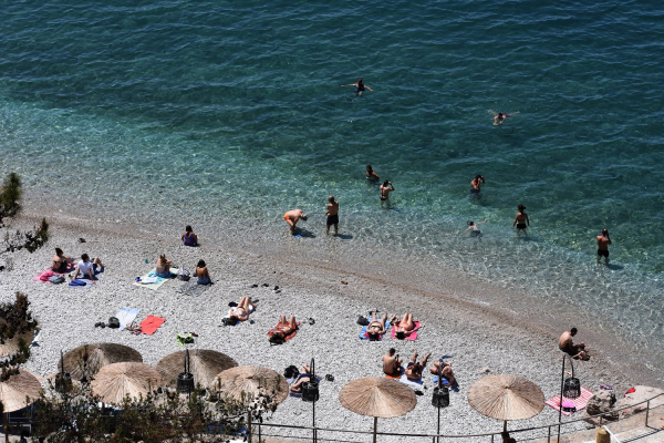 Καιρός 1/8: Μέχρι τους 37 βαθμούς θα φτάσει η θερμοκρασία αύριο, πού θα βρέξει