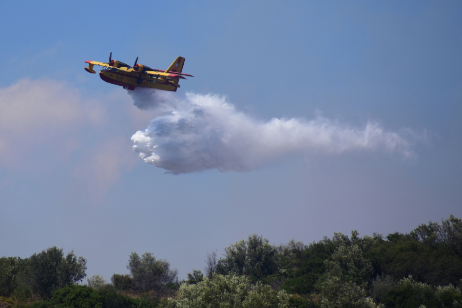 Φωτιά τώρα στη Νάξο - Επιχειρούν δύο αεροσκάφη και ένα ελικόπτερο