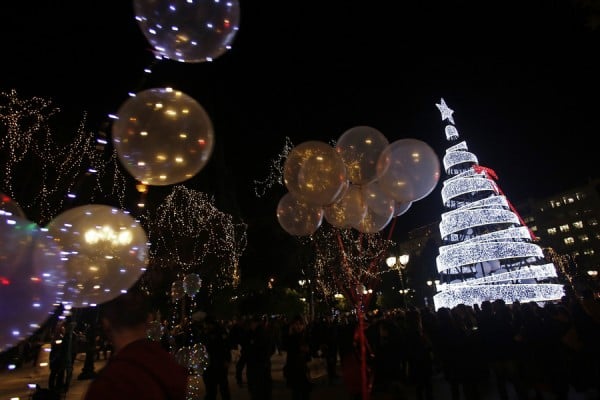 Φωταγωγήθηκε το χριστουγιεννιάτικο δέντρο στο Σύνταγμα (φωτογραφίες)