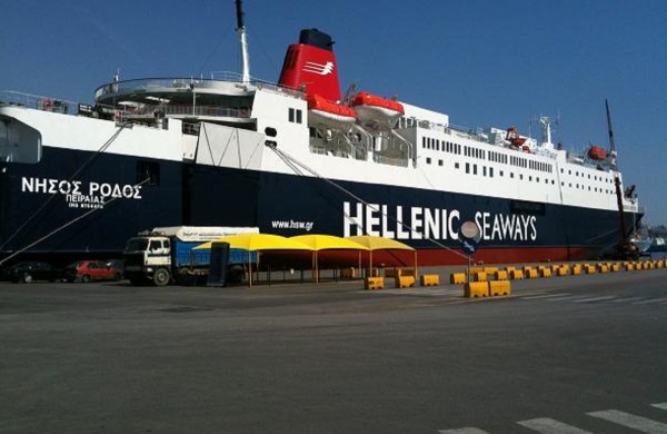 &#039;Εφθασαν στο λιμάνι του Πειραιά οι 17 Τούρκοι που ζήτησαν πολιτικό άσυλο