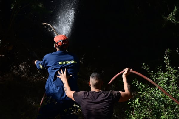 Φωτιά τώρα και στο Κερατσίνι, από κεραυνό - Μεγάλη κινητοποίηση της Πυροσβεστικής