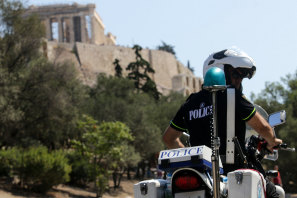 Θεσσαλονίκη: 20χρονη έκανε απόπειρα αυτοκτονίας, η υπερπροσπάθεια της ΔΙΑΣ να ανοίξει το δρόμο για να περάσει το ασθενοφόρο (βίντεο)