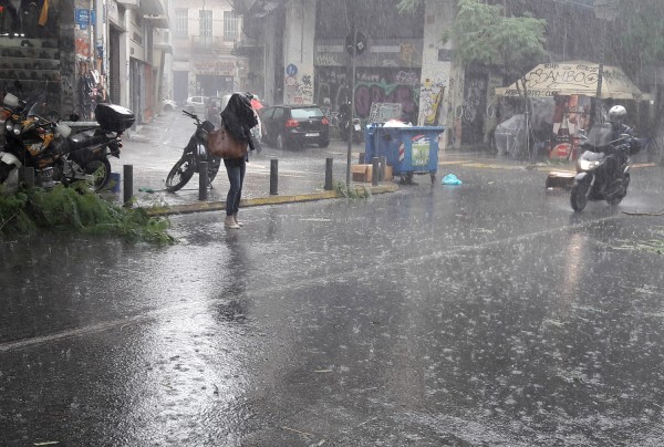 Καιρός: Καιταιγίδες στα ανατολικά και νότια, χιόνια στα ορεινά