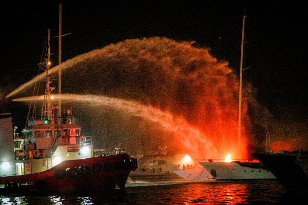 Παρανάλωμα του πυρός σκάφη στη Μαρίνα Ζέας - Απεγκλωβίστηκαν 10 άτομα, στο νοσοκομείο πυροσβέστης