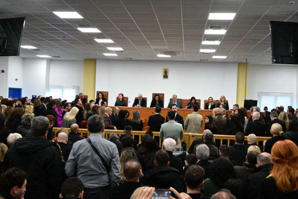 Το πραγματικό κόστος και το χρονοδιάγραμμα της αίθουσας της δίκης των Τεμπών-Γράφει ο Δημήτρης Λυρίτσης