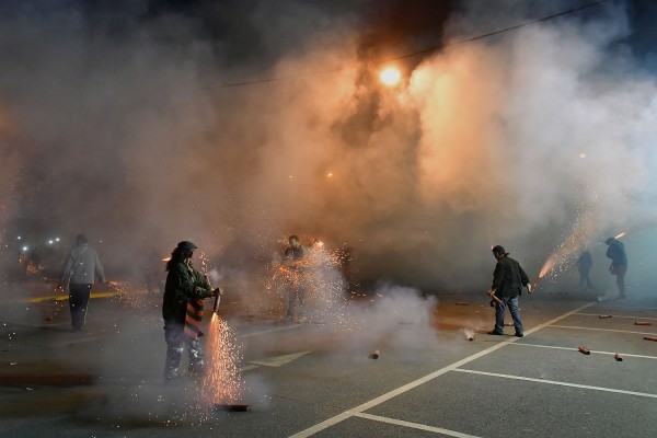 Σαϊτοπόλεμος, αερόστατα και χοροί - Μοναδικά πασχαλινά έθιμα