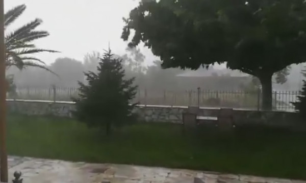 Τροπική καταιγίδα &#039;&#039;χτύπησε&#039;&#039; τα Τρίκαλα (video)