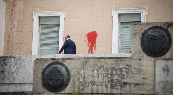 Επίθεση στη Βουλή από τον Ρουβίκωνα: Ελεύθερος με περιοριστικούς όρους και εγγύηση 30.000 ευρώ ο 36χρονος