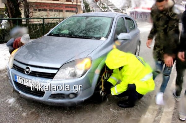 Κι όμως, αστυνομικοί βάζουν αντιολισθητικές αλυσίδες σε αυτοκίνητα (pic + video)