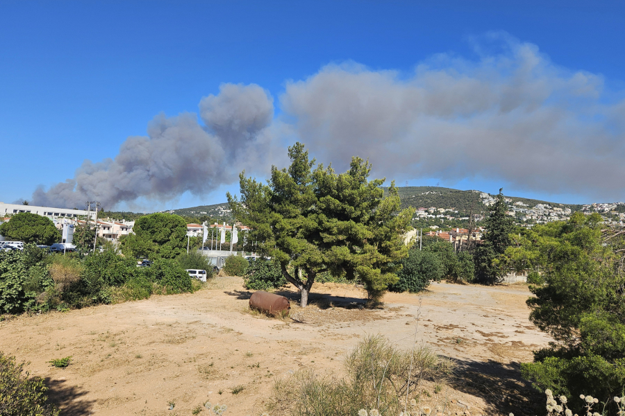 Φωτιά στη Σταμάτα: Εκκενώνονται Αμυγδαλέζα, Γαλήνη και Ροδόπολη