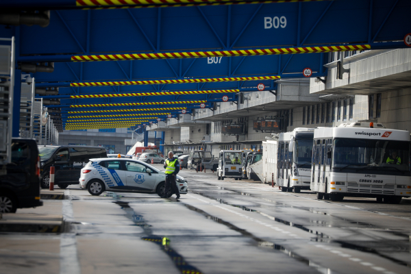 Εξι συλλήψεις μελών εγκληματικής οργάνωσης που έβγαζε παράνομα αλλοδαπούς από τη χώρα