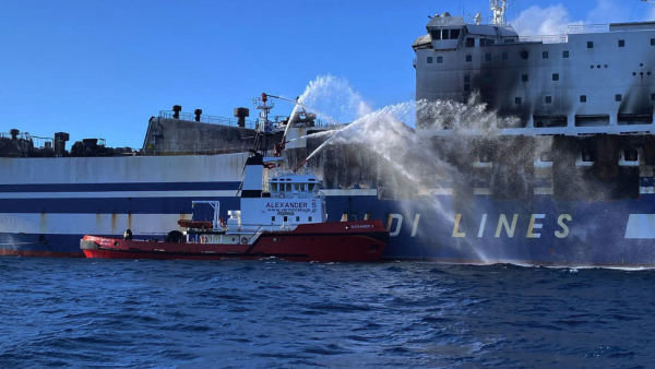 Φωτιά στο πλοίο: Θερμοκρασίες 550 βαθμών Κελσίου στο εσωτερικό, θρίλερ με τους αγνοούμενους