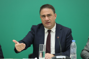 Τσουκαλάς κατά Μαρινάκη: Μοιράζει «καθρεφτάκια» η κυβέρνηση που λεηλάτησε τους ελεύθερους επαγγελματίες